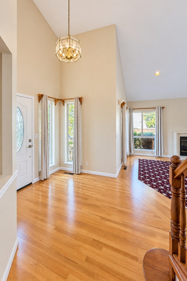 Building Photo - 3071 Crestablanca Dr