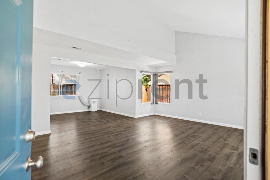 Building Photo - Unit