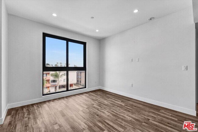 Building Photo - 1537 S Wilton Pl
