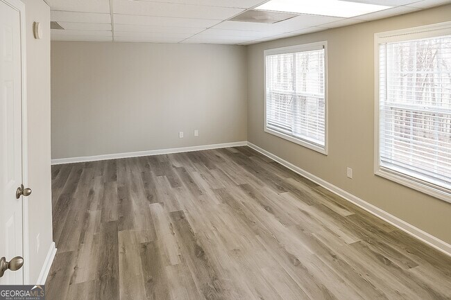 Building Photo - 100 Creekside Cir