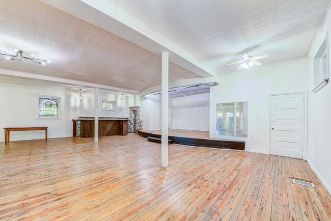 Building Photo - 2218 Arlington Ave