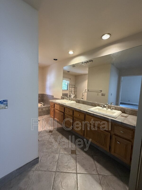 Building Photo - 1725 Edgebrook Dr
