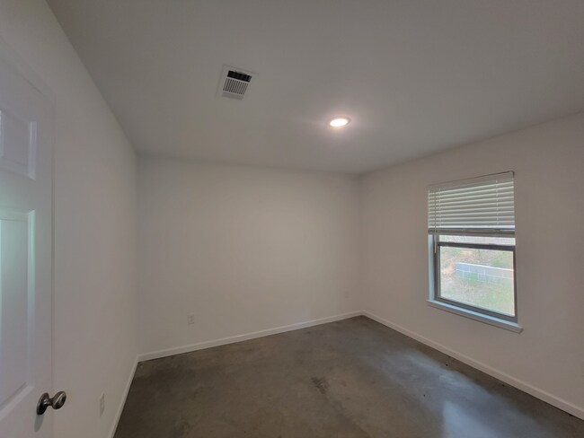 Building Photo - 242 Skylane Dr