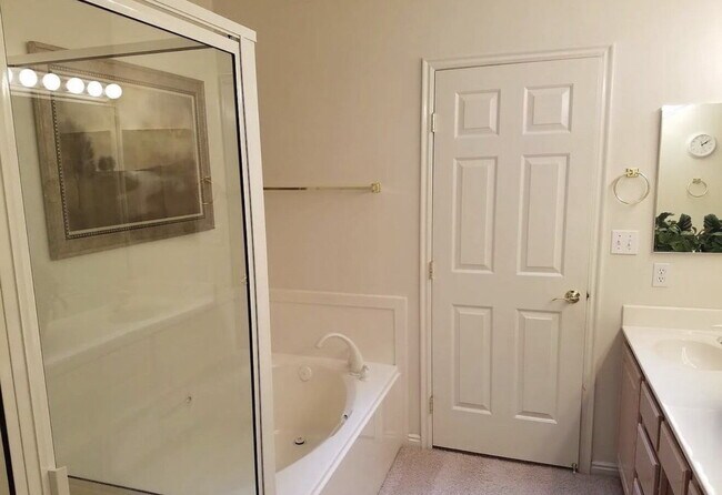 Building Photo - Furnished Quaint, Quiet Location, Centrally Located, 2 Bed 2.5 Bath