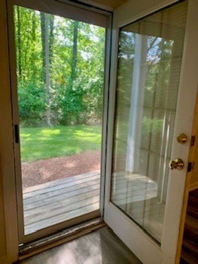 Building Photo - Adorable 2 bedroom 1 bath condominium