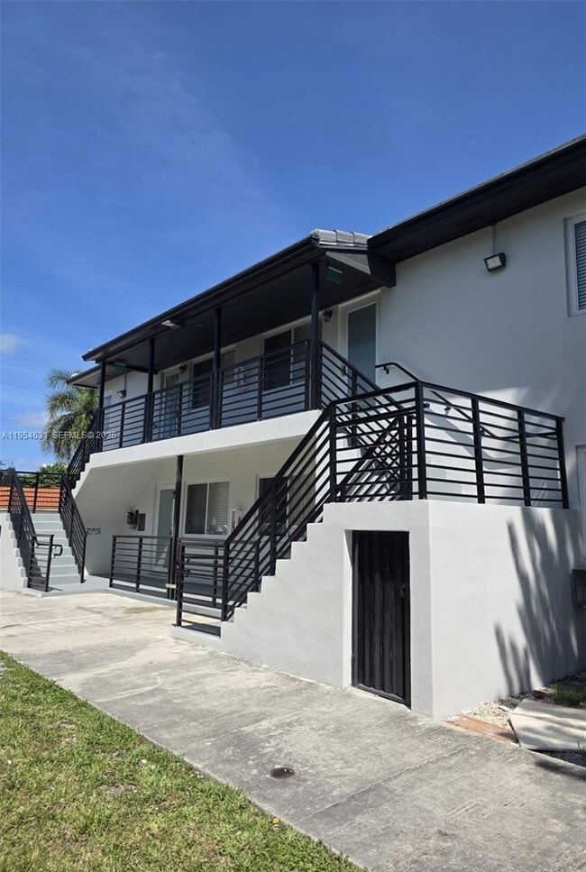 Building Photo - 2140 Biarritz Dr