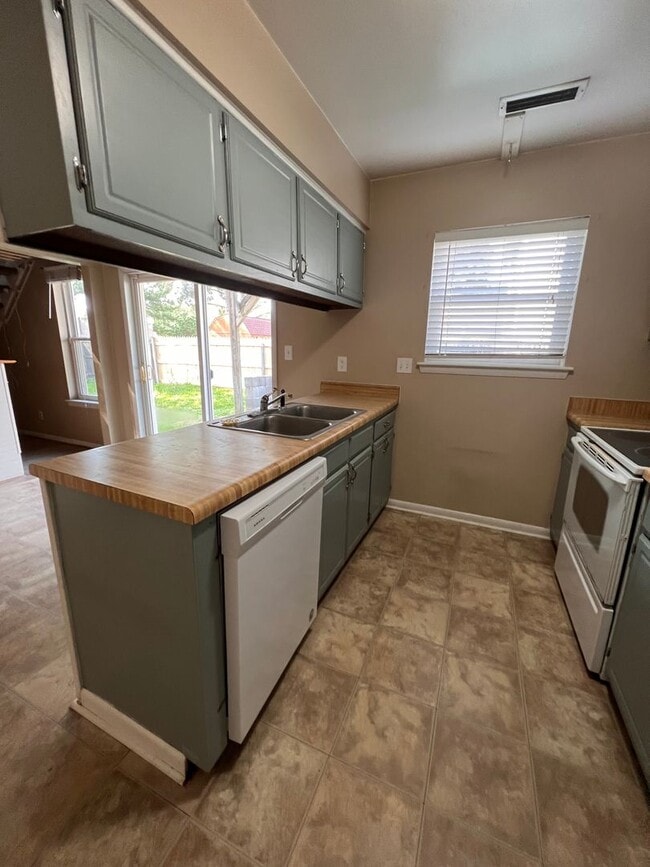 Building Photo - 3 bed 2 bath in Virginia Beach