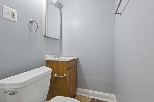 Building Photo - 2600 N Longwood St