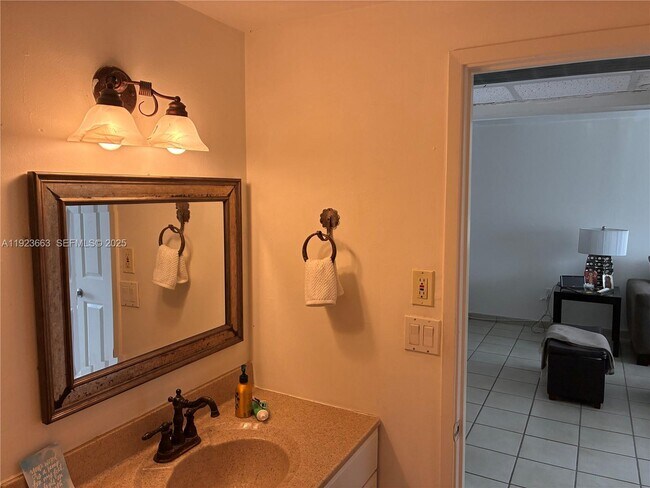 Building Photo - 400 Kings Point Dr