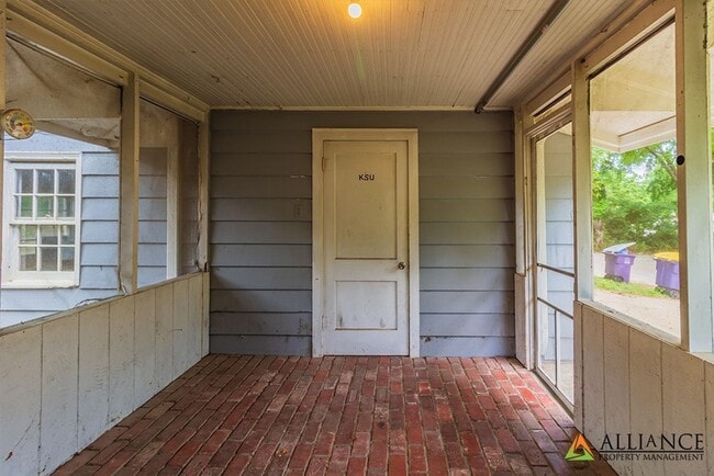 Building Photo - Spacious home close to KSU Campus!