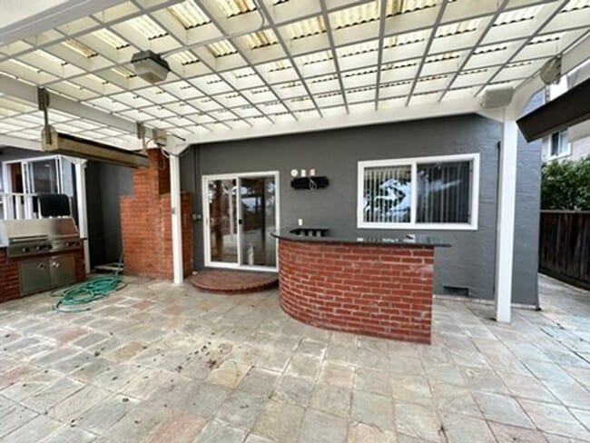 Building Photo - Exquisite Belmont Estate with Luxurious Am...