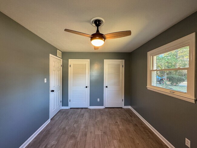 Building Photo - Charming 3 Bed 1.5 Bath Home with Flex Room