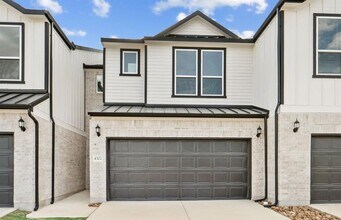 Building Photo - 1955 Settlers Glen Dr