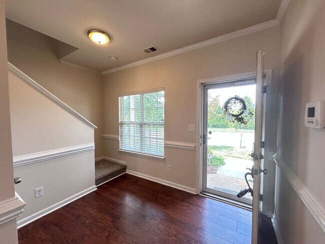 Building Photo - Immaculate beautiful 3-bedroom, 2.5-bath t...