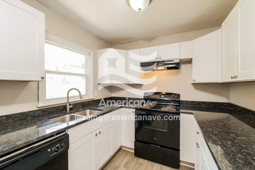 Building Photo - 904 E 84th Terrace