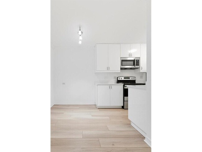 Building Photo - 821 Douglas Ave