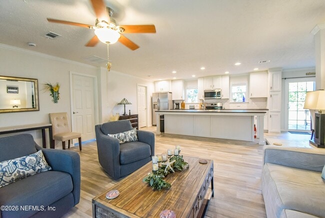 Building Photo - 204 Lakeview Dr