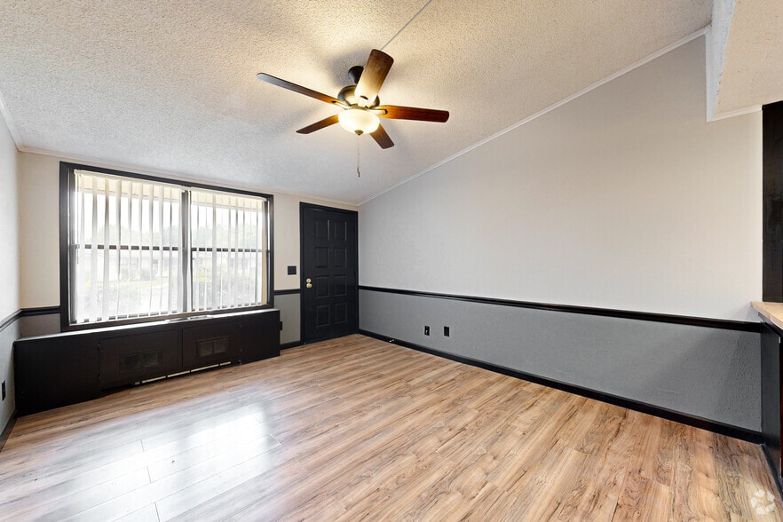 1BR, 1BA - 600SF | Living - Lakeshore Apartments