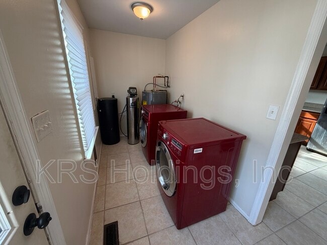 Building Photo - 300 Hampton Roads Ave