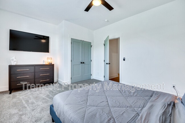 Building Photo - 1017 E 14th St