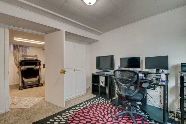 Building Photo - 5553 Crystal Way
