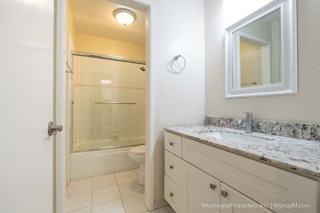 Building Photo - Spacious Townhome - GARAGE - Light and Bri...