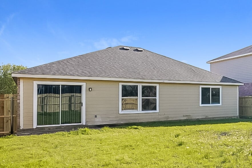 Building Photo - 9731 Checota Dr