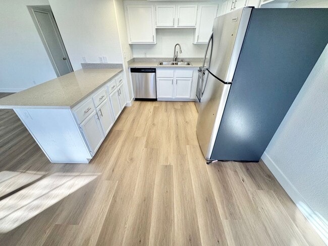 Building Photo - NEWLY UPDATED CONDO WITH BALCONY NEAR SUMMERLIN