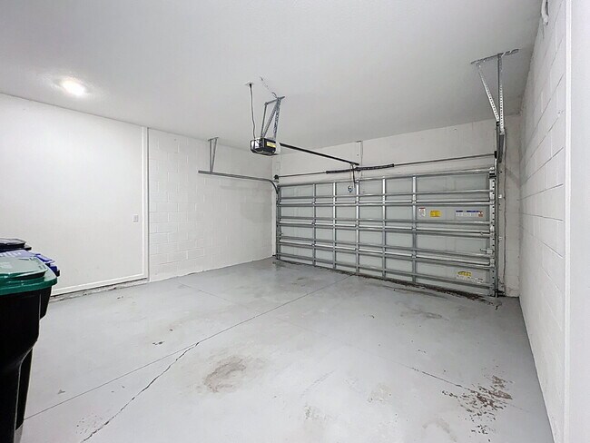 Building Photo - Available Now!  Charming 3-Bedroom Townhou...