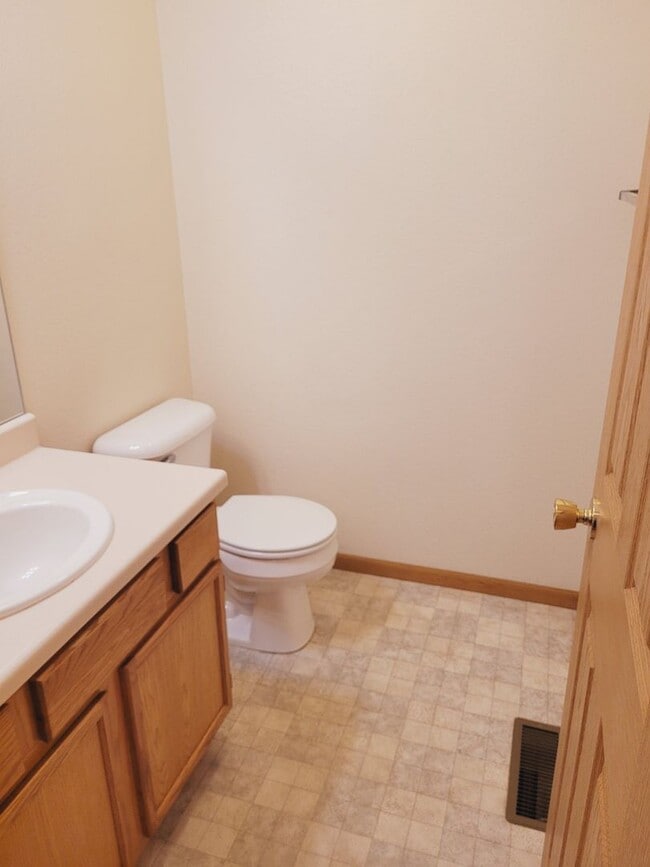Building Photo - Bright & Convenient Townhouse Living!