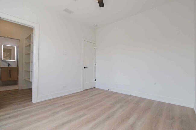 Building Photo - 1041 W Byron St