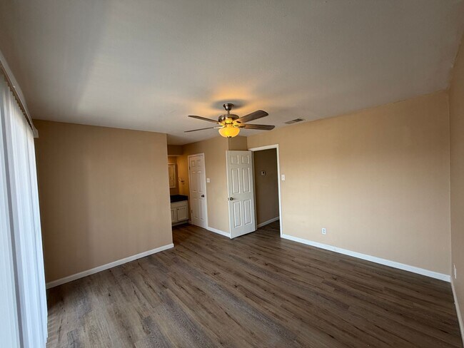 Building Photo - South Side Two Story Townhome!!