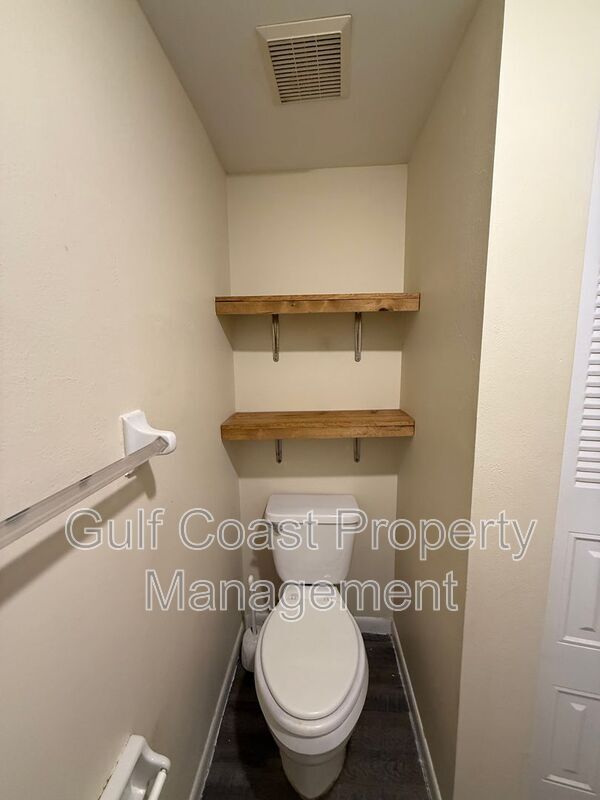 Building Photo - 5249 Cedarbend Dr