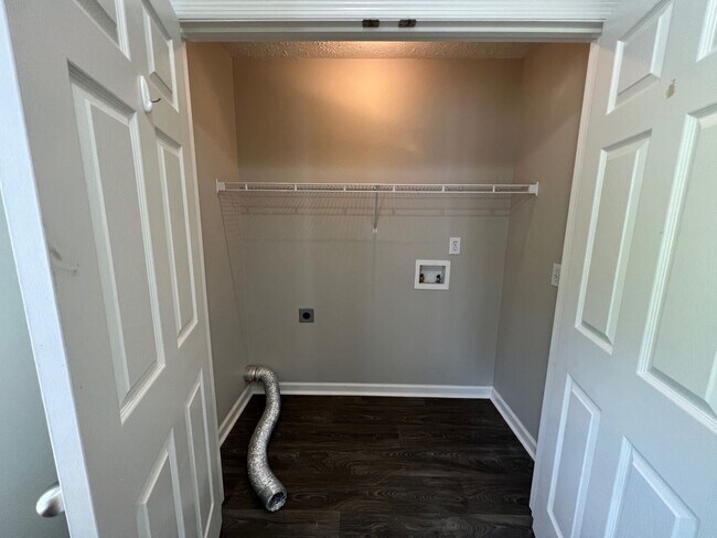 Building Photo - 3 br, 2 bath House - 742 Eaglesham Dr.