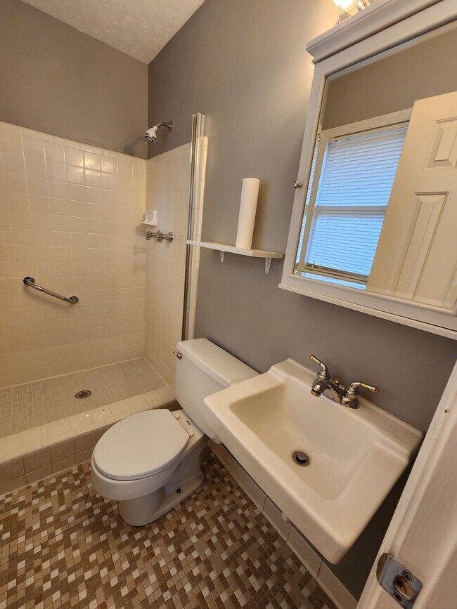 Building Photo - 3 Bedroom, 2 Bathroom Home