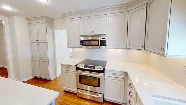 Building Photo - 6810 Rosemary Ln