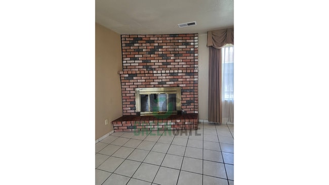 Building Photo - NOW AVAILABLE! Make this spacious 4 bedroo...