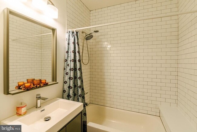 Building Photo - 4841 Larchwood Ave