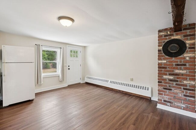 Building Photo - 84 Pine Hill Rd N