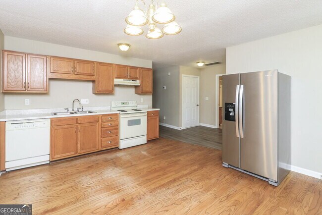 Building Photo - 3695 Longview Dr