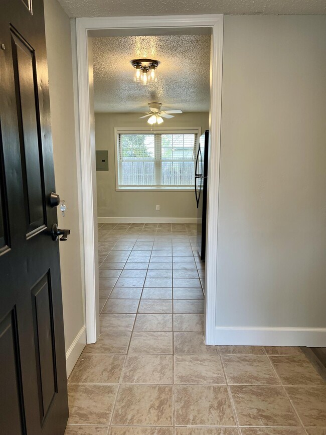 Building Photo - 1815 E Lindsey St