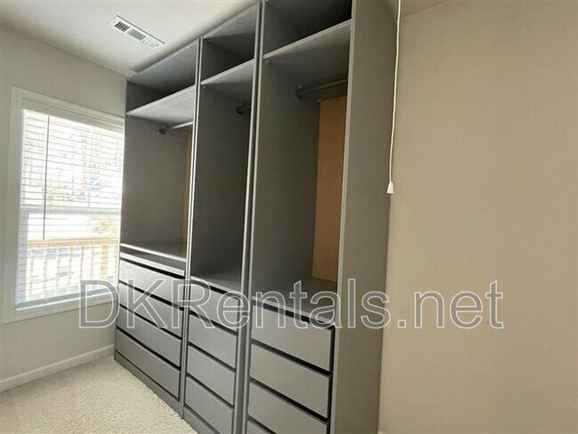 Building Photo - 1809 Parkades Path