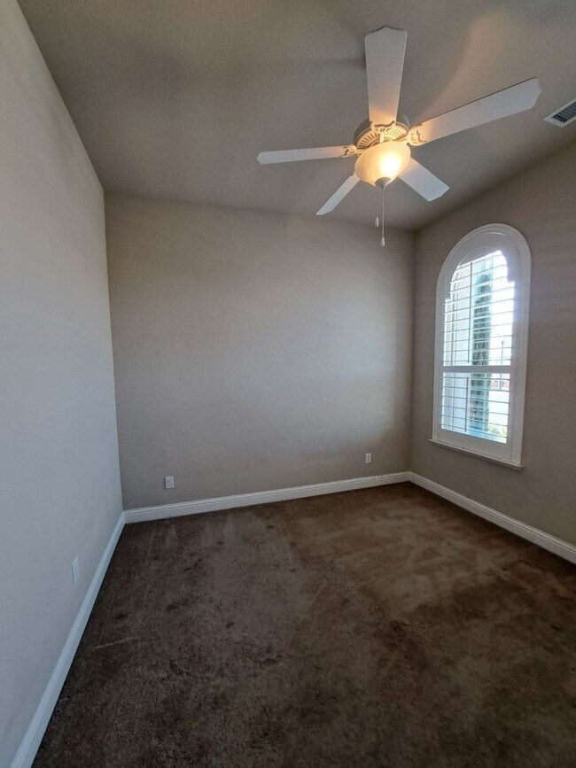 Building Photo - Beautiful 4 Bedroom Home In Clovis!