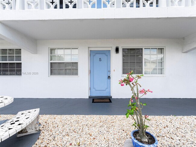 Building Photo - 3220 NE 10th St