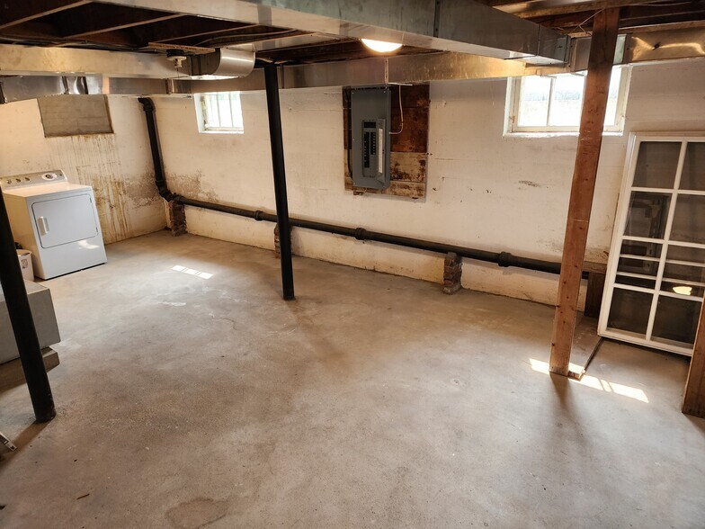 Building Photo - 211 Elm St