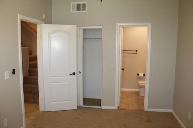 Building Photo - 3 Bd/3.5 Ba townhome w balcony & attached 2 car garage ~ Bishop