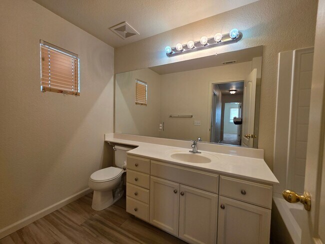 Building Photo - 4 bedroom in north Turlock!