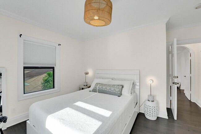 Building Photo - 614 Poinciana Dr