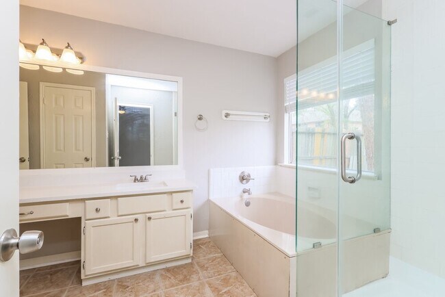 Building Photo - 2711 Knollbrook Ln