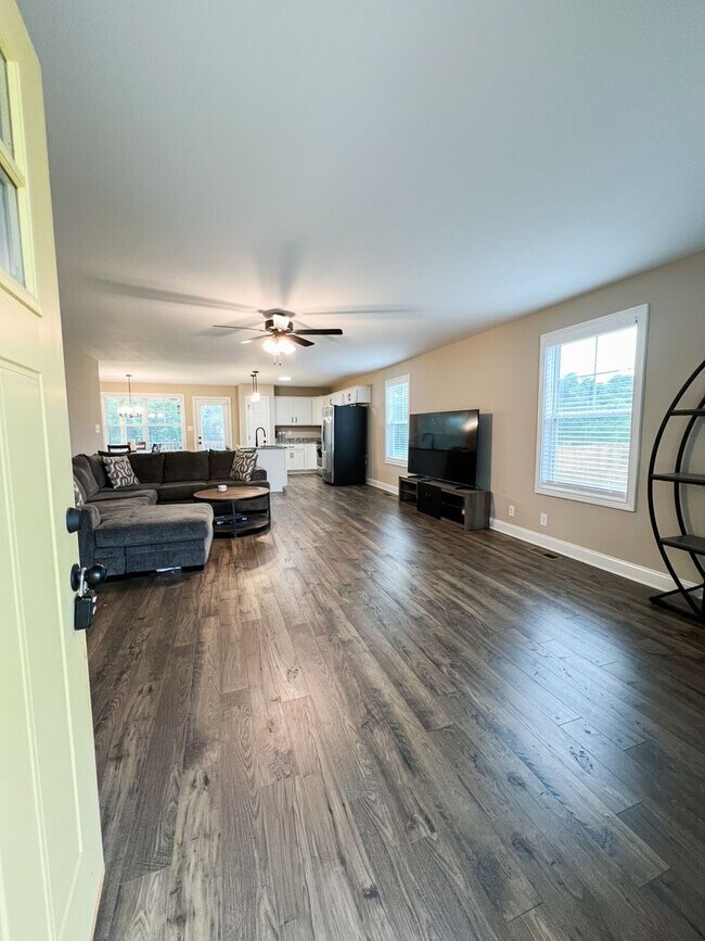 Building Photo - Move-In Specials Available! Beautiful Sing...